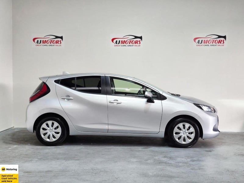 2022 Toyota Aqua 1.5L Hybrid / Push Start, photo 3