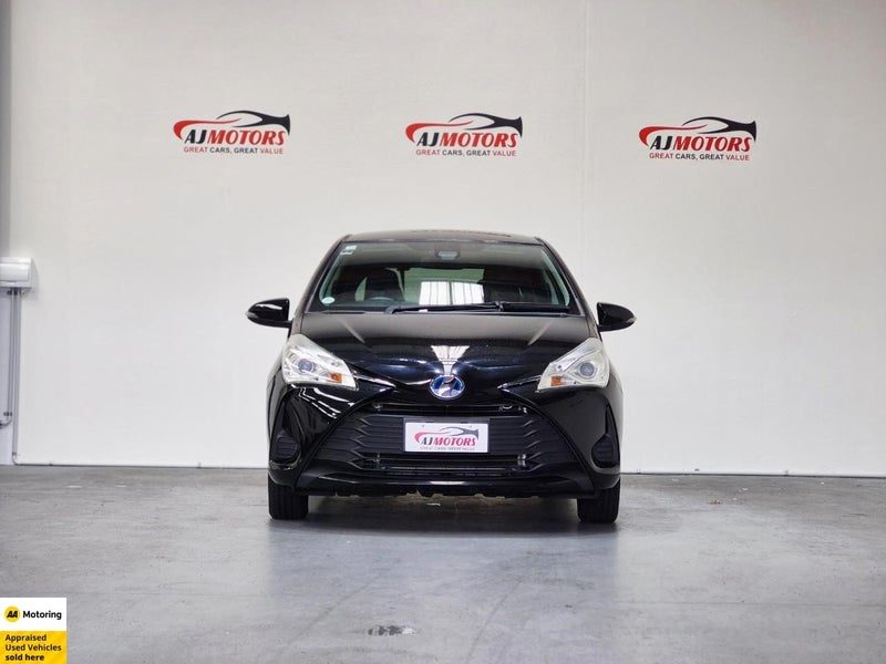 2017 Toyota Vitz HYBRID F, photo 2