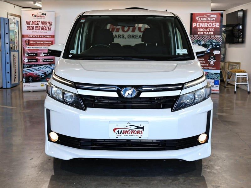 2014 Toyota Voxy HYBRID 7 SEATER, photo 2