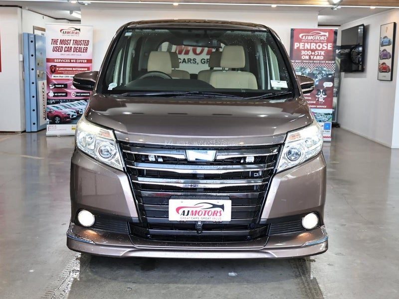 2014 Toyota Noah HYBRID 7 SEATERS, photo 2