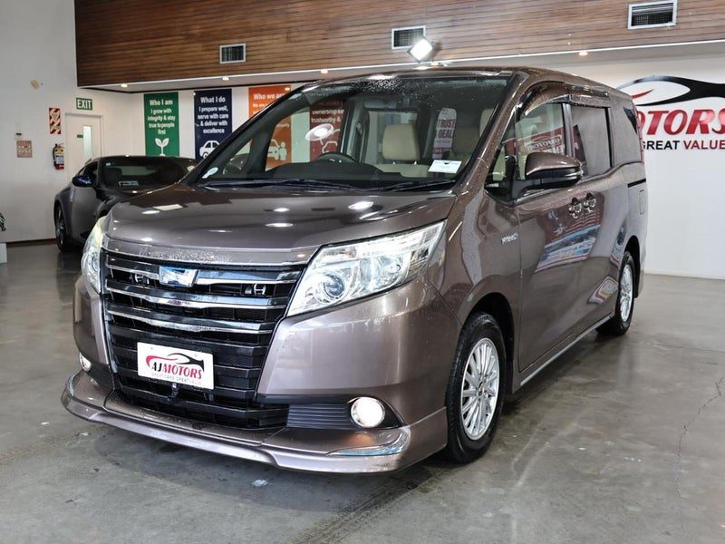 2014 Toyota Noah HYBRID 7 SEATERS, photo 3