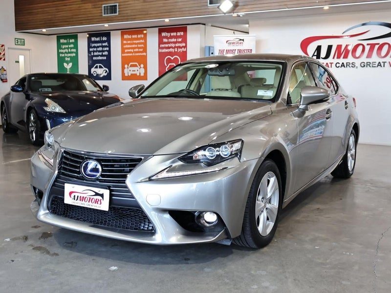 2015 Lexus IS 300h Hybrid, photo 3
