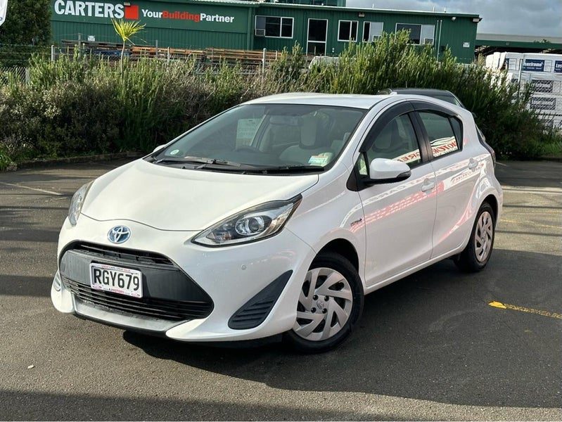 2018 Toyota Aqua Hybrid eco runner, photo 3