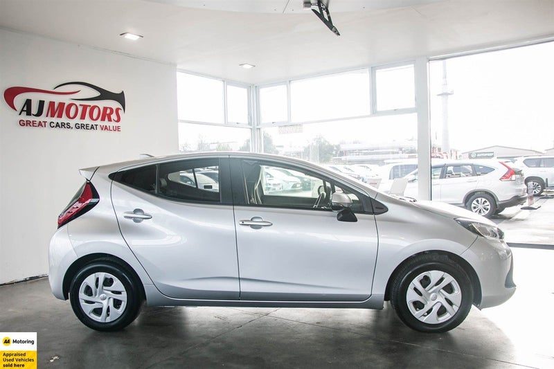 2022 Toyota Aqua New Shape / Push Start, photo 3