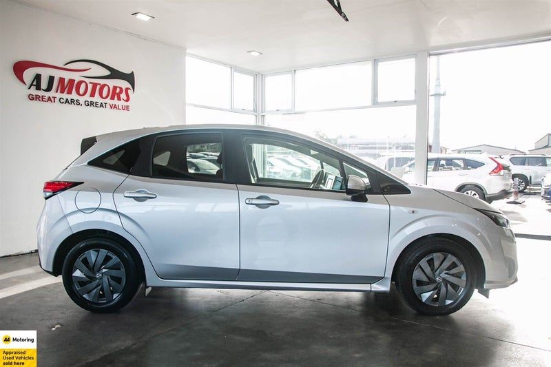 2021 Nissan Note E POWER / Hybrid / Super Low KMS!, photo 3