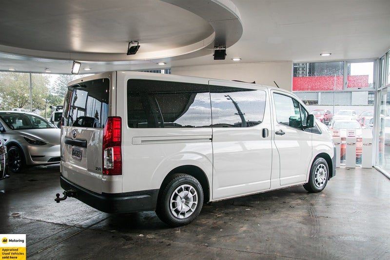 2024 Toyota Hiace ZR GVN 2.8DT/6AT, photo 3