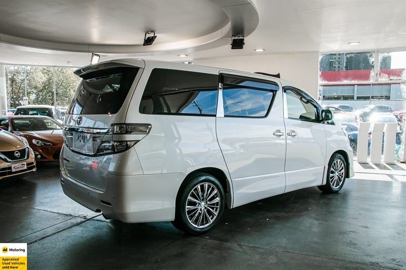 2013 Toyota Vellfire 7 Seater, photo 3