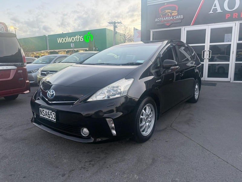 2011 Toyota Prius ALPHA, photo 2