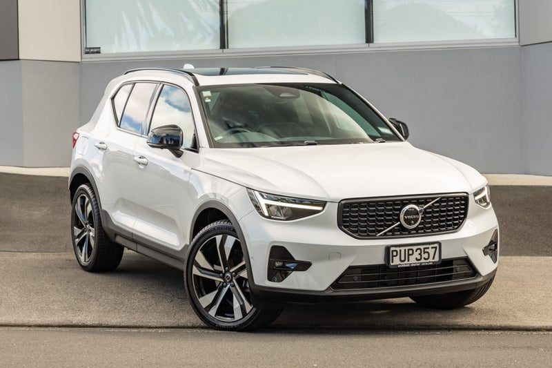 2023 Volvo XC40 B5 AWD Ultimate Dark