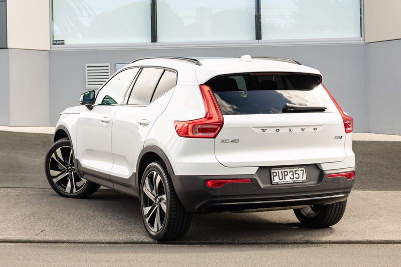 2023 Volvo XC40 B5 AWD Ultimate Dark, photo 2
