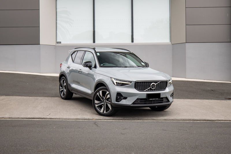 2025 Volvo XC40 B4 FWD Ultra Dark, main photo