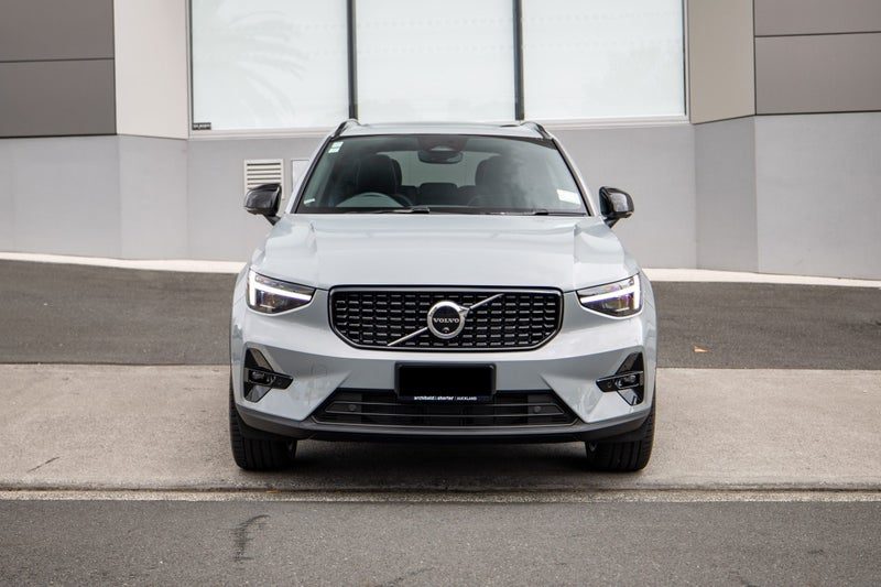 2025 Volvo XC40 B4 FWD Ultra Dark, photo 3