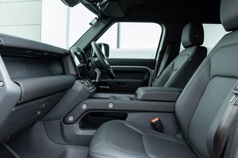 2026 Land Rover Defender 110 D250 S, photo 3