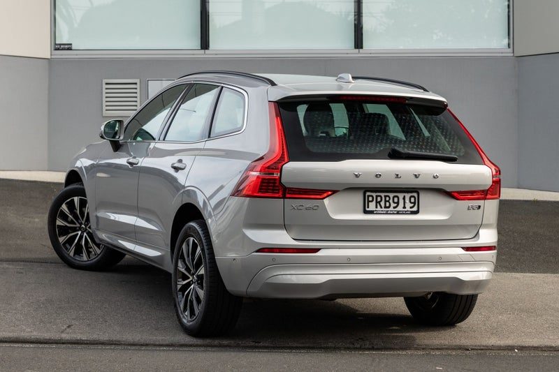 2023 Volvo XC60 B5 AWD Plus, photo 2