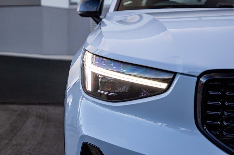 2025 Volvo XC40 B4 AWD Ultra Dark, photo 2