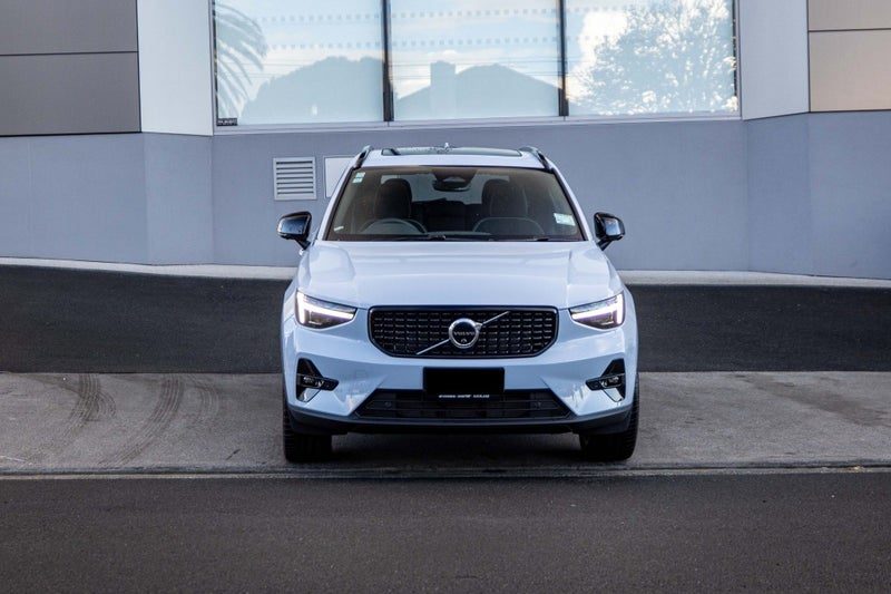 2025 Volvo XC40 B4 AWD Ultra Dark, photo 3