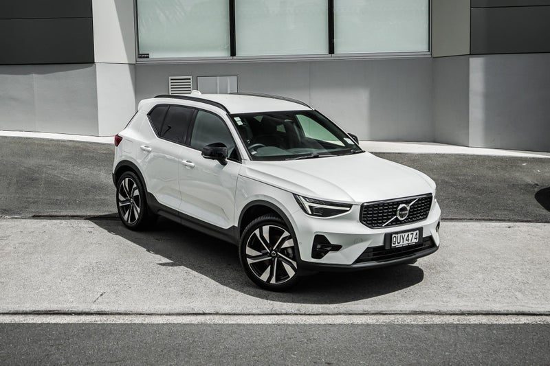2024 Volvo XC40 B4 Ultra Dark