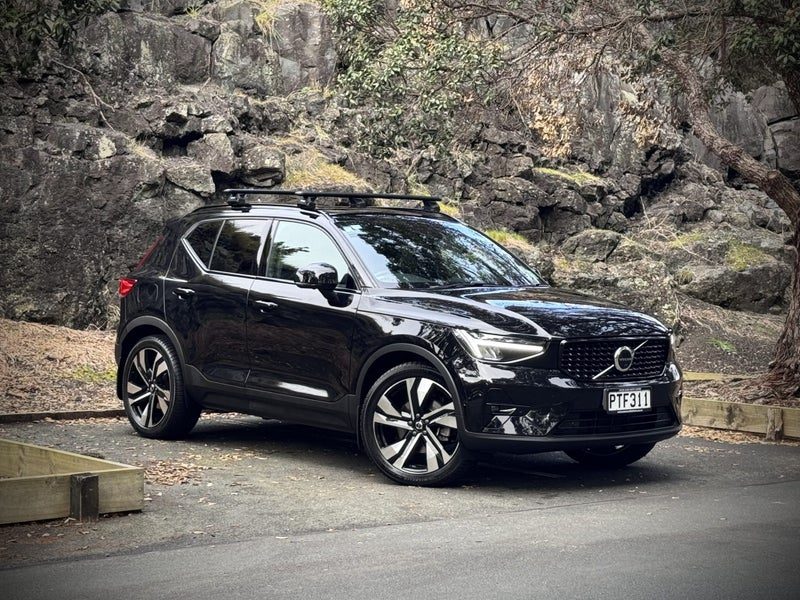 2023 Volvo XC40 B5 AWD Ultimate Dark