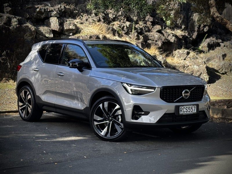 2025 Volvo XC40 B4 FWD Ultra Dark, main photo