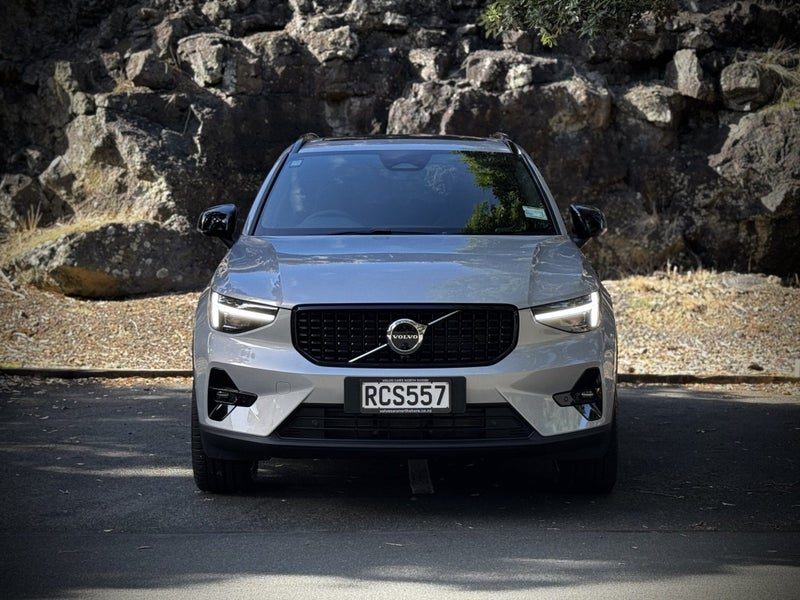 2025 Volvo XC40 B4 FWD Ultra Dark, photo 2