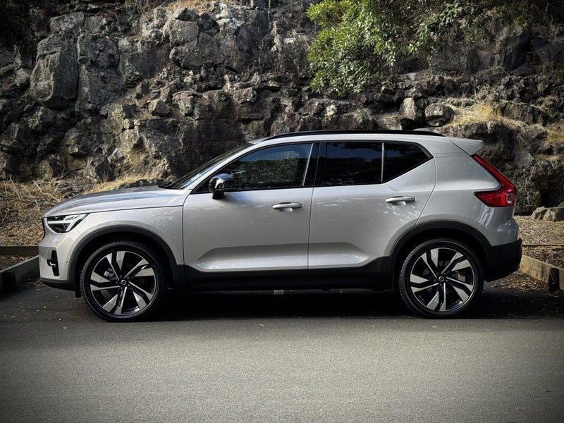 2025 Volvo XC40 B4 FWD Ultra Dark, photo 3