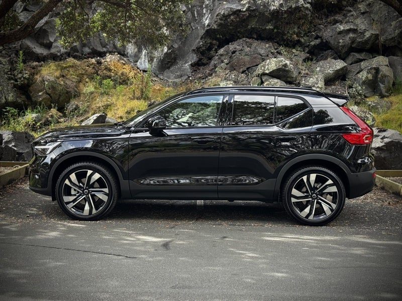 2025 Volvo XC40 B4 AWD Ultra Dark, photo 3