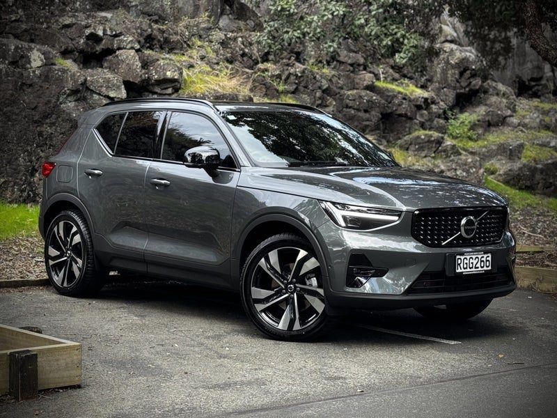 2025 Volvo XC40 B4 AWD Ultra Dark