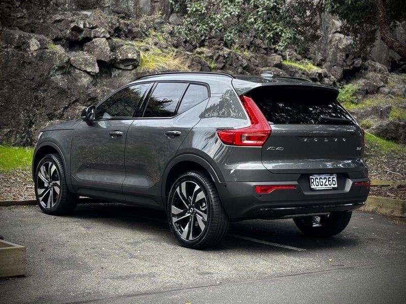 2025 Volvo XC40 B4 AWD Ultra Dark, photo 2