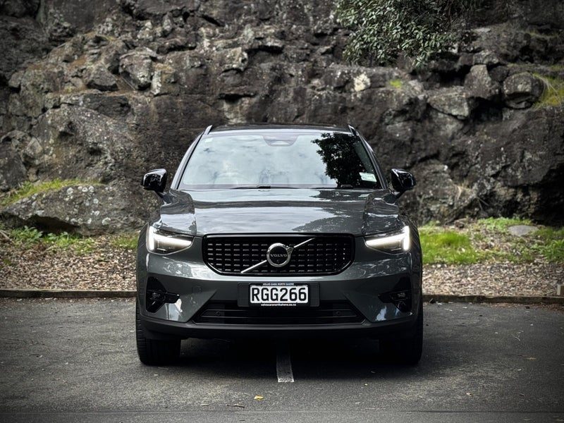 2025 Volvo XC40 B4 AWD Ultra Dark, photo 3