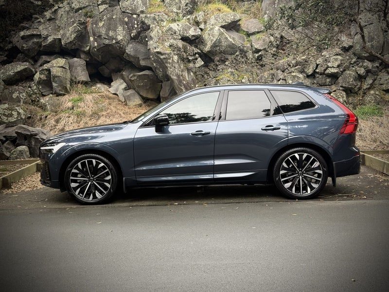 2025 Volvo XC60 B5 AWD Ultra Dark, photo 3