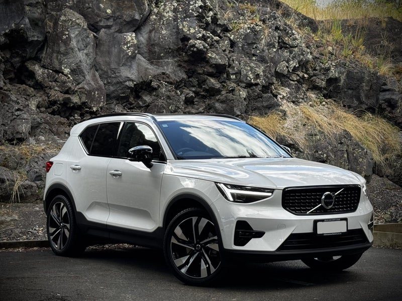 2025 Volvo XC40 B4 AWD Ultra Dark