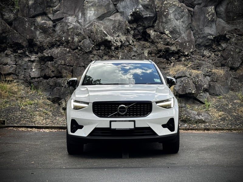 2025 Volvo XC40 B4 AWD Ultra Dark, photo 2