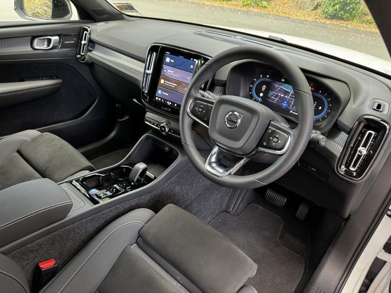 2025 Volvo XC40 B4 AWD Ultra Dark, photo 3