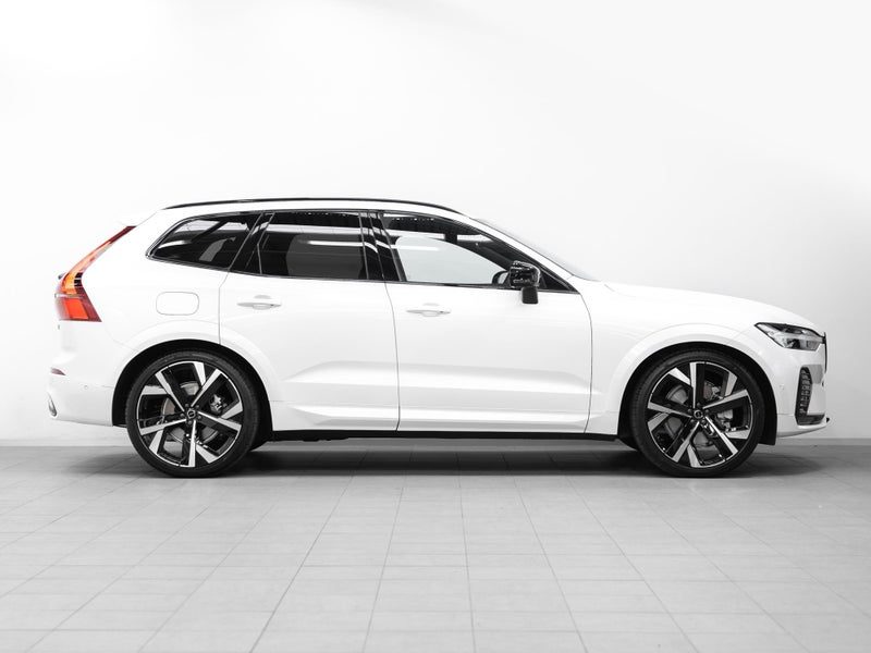 2026 Volvo XC60 B5 Ultra Dark 2L Petrol Hybrid AWD, photo 3