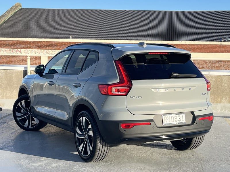 2026 Volvo XC40 B4 Ultra Dark, photo 2