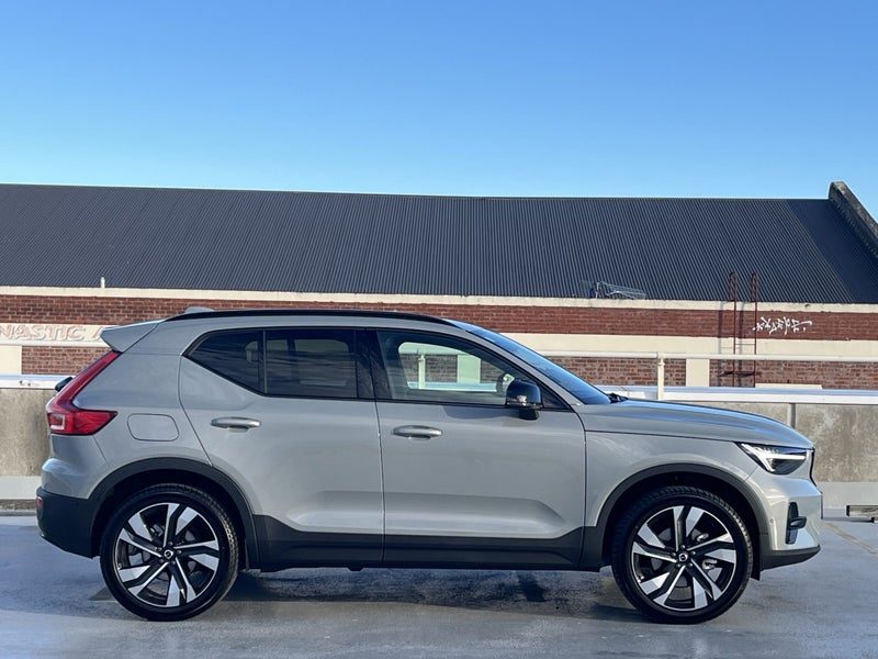 2026 Volvo XC40 B4 Ultra Dark, photo 3