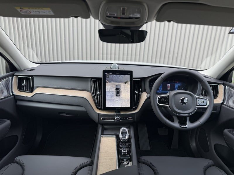 2026 Volvo XC60 B5 Ultra Dark, photo 3