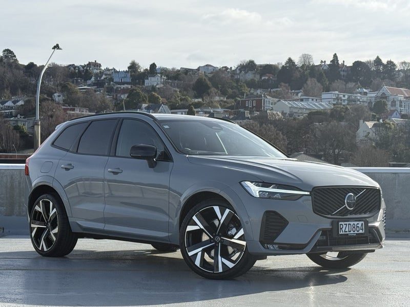 2026 Volvo XC60 B5 Ultra Dark, main photo
