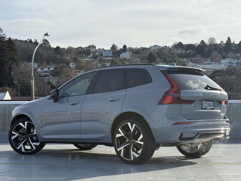 2026 Volvo XC60 B5 Ultra Dark, photo 2
