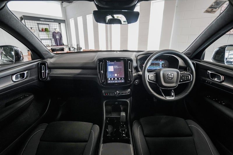 2022 Volvo XC40 B5 Ultimate Dark 2.0, photo 2