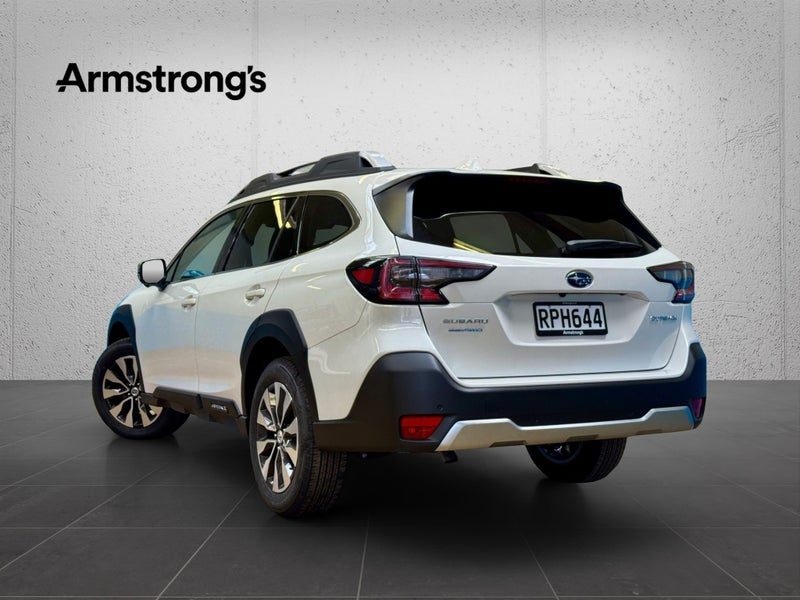 2025 Subaru Outback Touring 2.5L AWD Family Wagon, photo 2