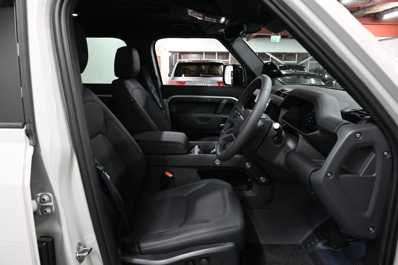 2026 Land Rover Defender 110 D350 X-Dynamic SE, photo 2
