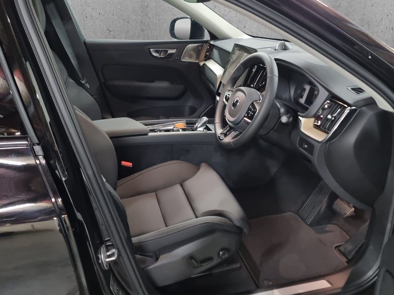 2026 Volvo XC60 B5 Ultra Dark, photo 2