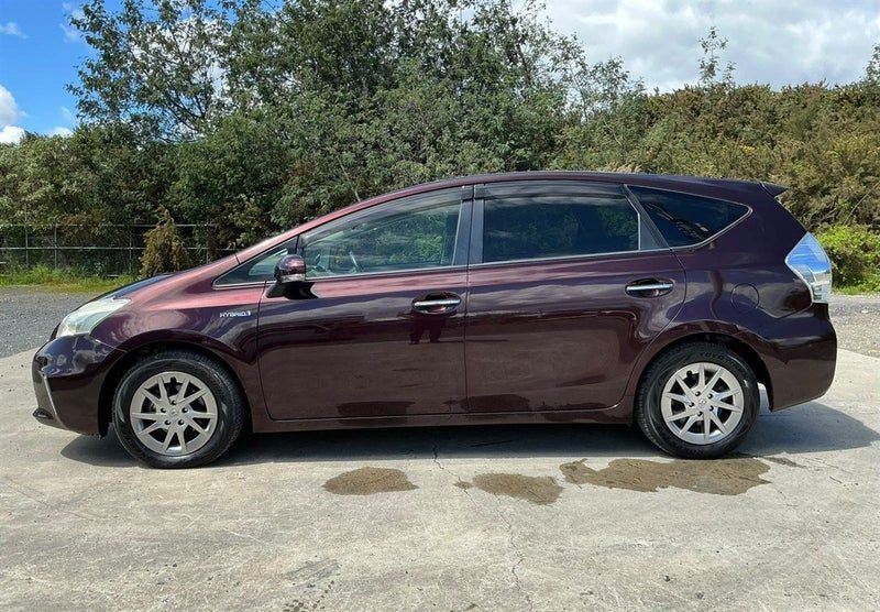 2013 Toyota Prius Alpha, photo 2