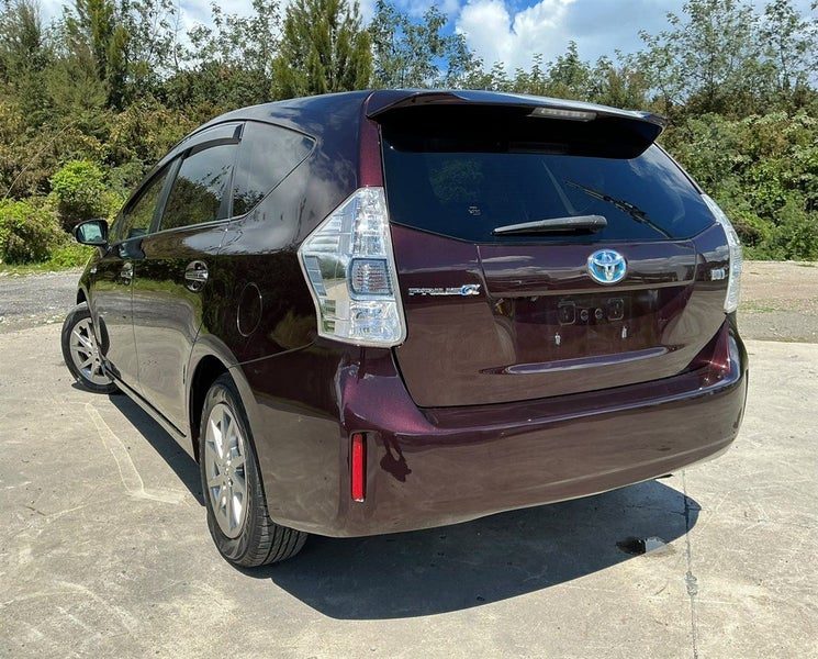 2013 Toyota Prius Alpha, photo 3