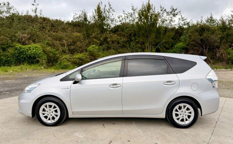 2014 Toyota Prius Alpha, photo 2