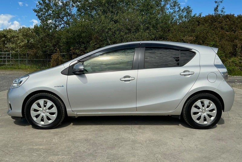 2013 Toyota Aqua Hybrid, photo 2