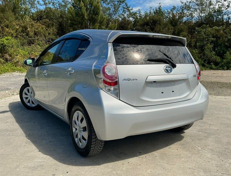 2013 Toyota Aqua Hybrid, photo 3
