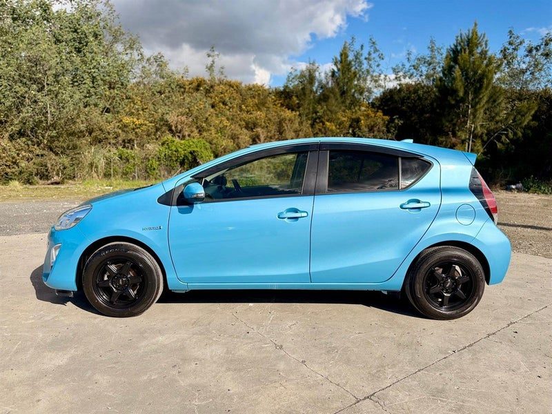 2015 Toyota Aqua Hybrid, photo 2