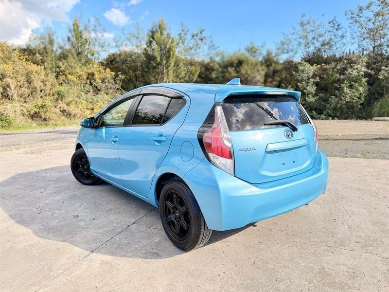 2015 Toyota Aqua Hybrid, photo 3